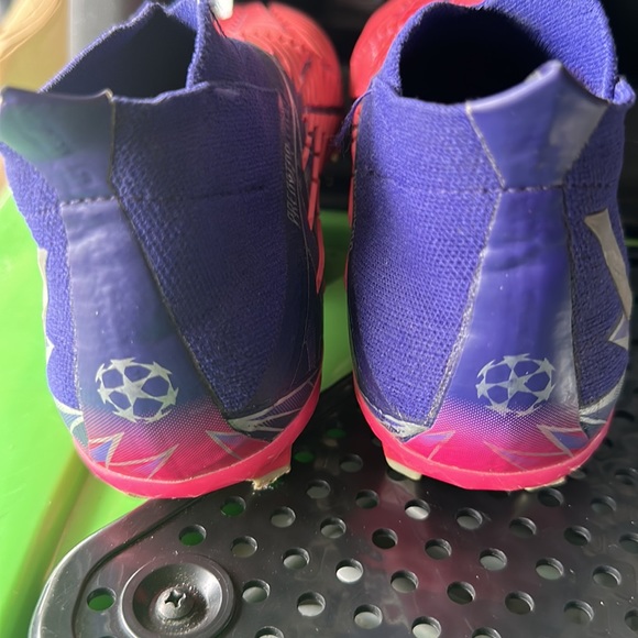 BOYS PREDATOR ADIDAS SOCCER CLEATS ….. GENTLY WORN …..EUC. $200 - Picture 5 of 8